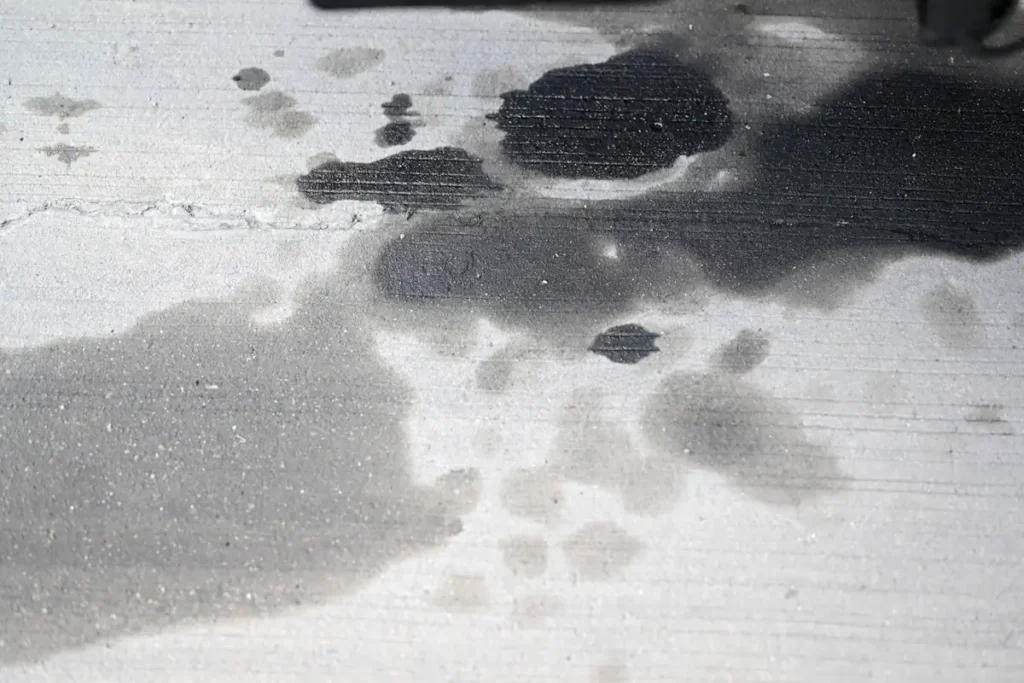 Voici comment Enlever les taches d'huile sur le goudron