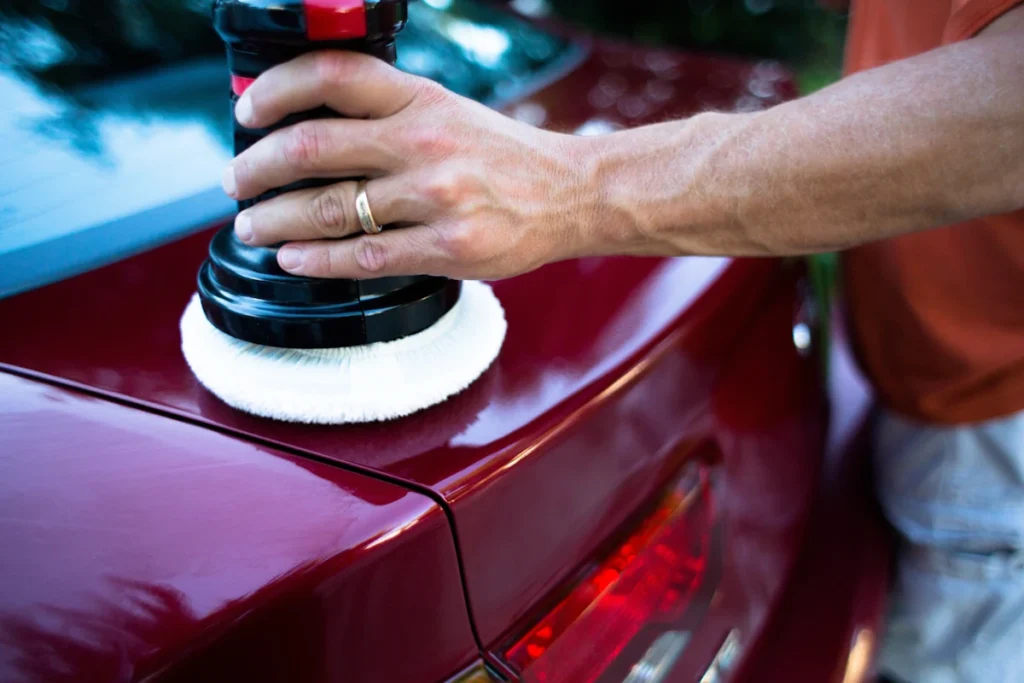 Voici des techniques de polissage de voiture qui font toute la différence
