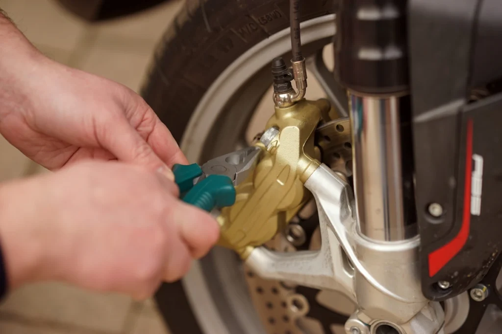 Voici comment remettre un piston d'étrier bloqué