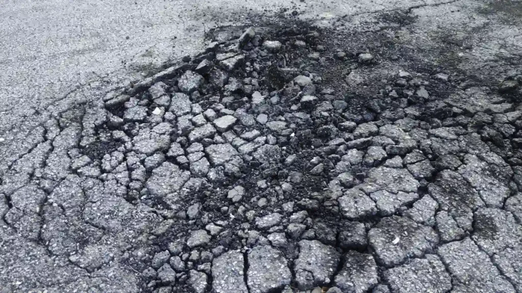 Voici quoi faire si ton allée goudronnée vieillit mal