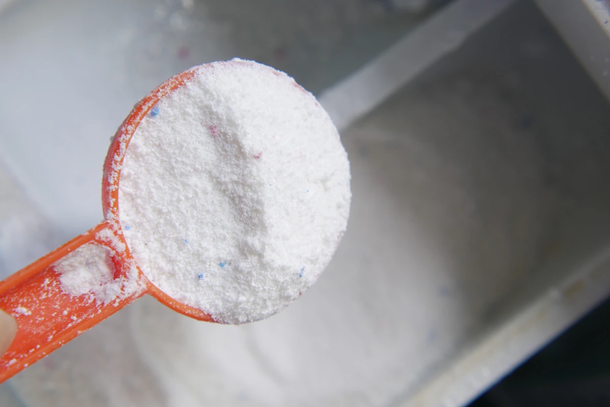 Une personne qui prend une cuillère de bicarbonate de soude