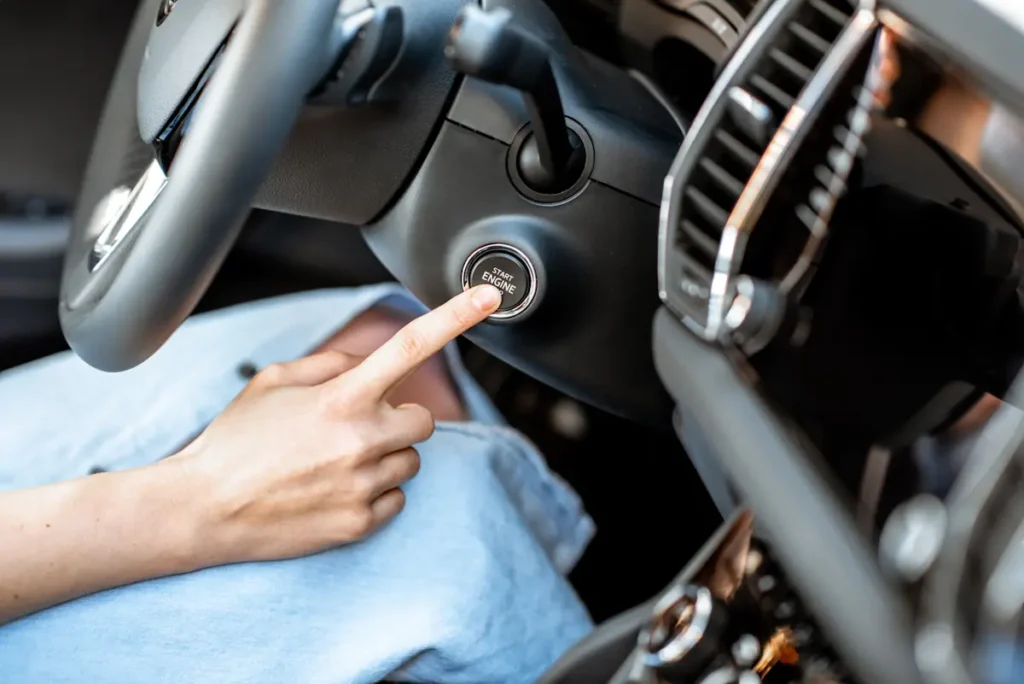 Une personne qui essaie de démarrer une voiture