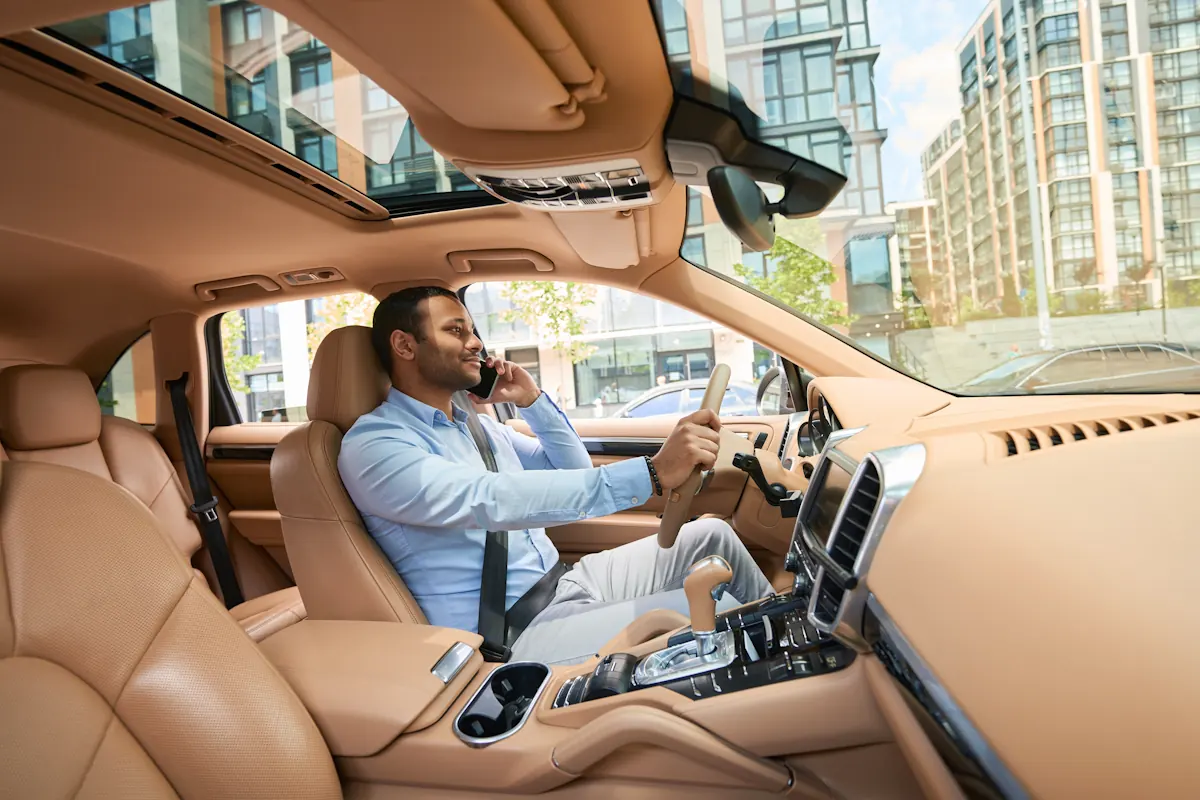Un homme à l'intérieur d'une Porsche 911