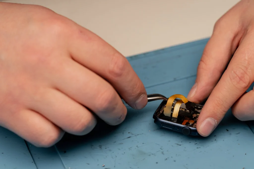 Une personne qui remplacerpiles clé peugeot 308