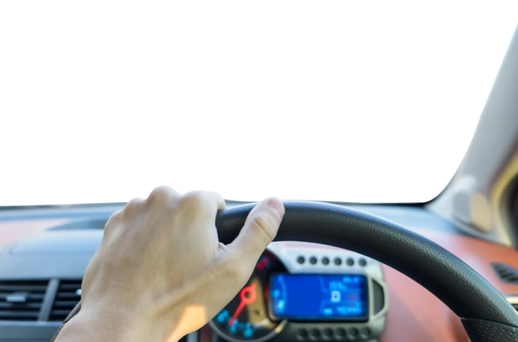 Un homme au volant d'une voiture